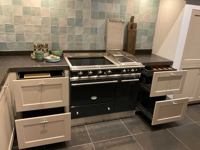 Mk ergona hoekopgestelde showroomkeuken met inbouwkastenwand - afbeelding 4 van  24