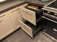 Mk ergona hoekopgestelde showroomkeuken met inbouwkastenwand - afbeelding 5 van  24