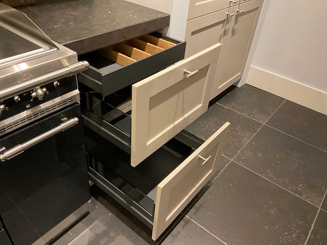 Mk ergona hoekopgestelde showroomkeuken met inbouwkastenwand - afbeelding 6 van  24