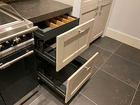 Mk ergona hoekopgestelde showroomkeuken met inbouwkastenwand - afbeelding 6 van  24