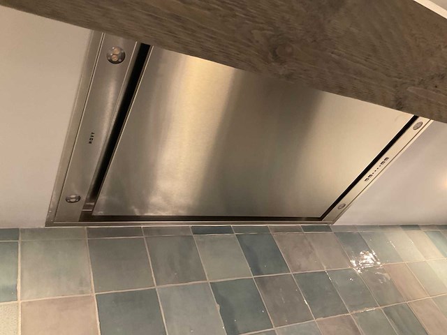 Mk ergona hoekopgestelde showroomkeuken met inbouwkastenwand - afbeelding 7 van  24