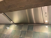 Mk ergona hoekopgestelde showroomkeuken met inbouwkastenwand - afbeelding 8 van  24