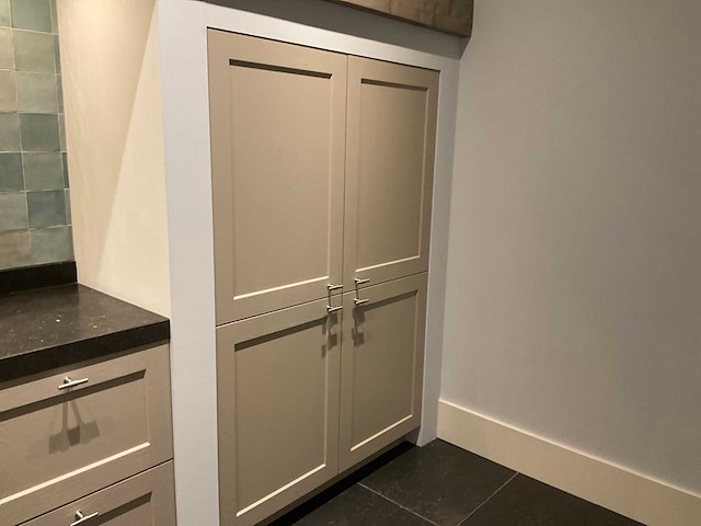 Mk ergona hoekopgestelde showroomkeuken met inbouwkastenwand - afbeelding 10 van  24