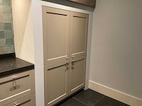 Mk ergona hoekopgestelde showroomkeuken met inbouwkastenwand - afbeelding 10 van  24