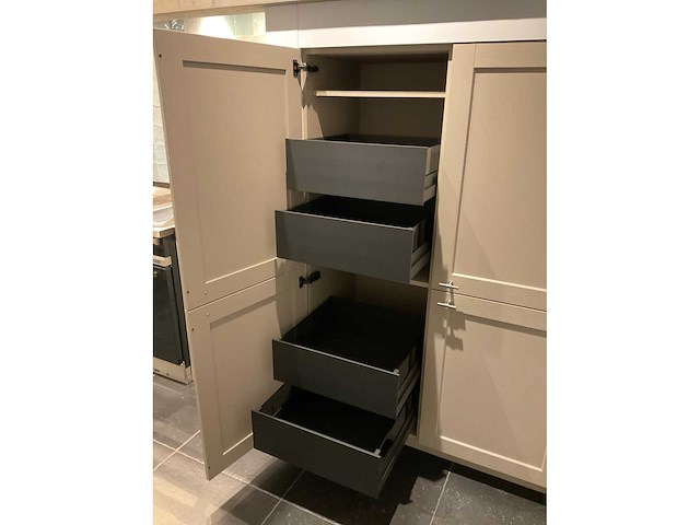 Mk ergona hoekopgestelde showroomkeuken met inbouwkastenwand - afbeelding 11 van  24