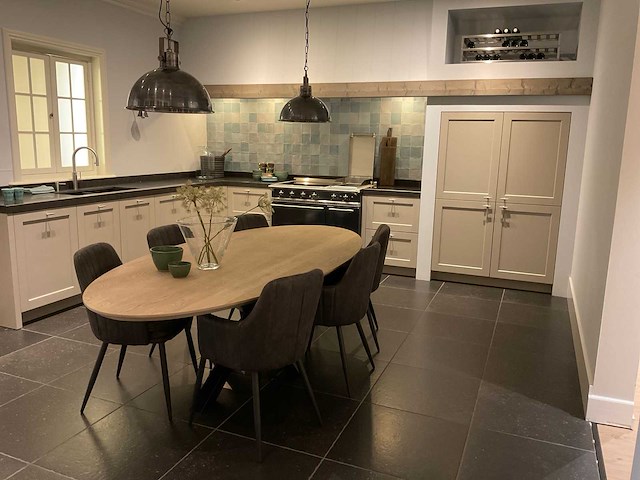 Mk ergona hoekopgestelde showroomkeuken met inbouwkastenwand - afbeelding 1 van  24