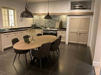 Mk ergona hoekopgestelde showroomkeuken met inbouwkastenwand