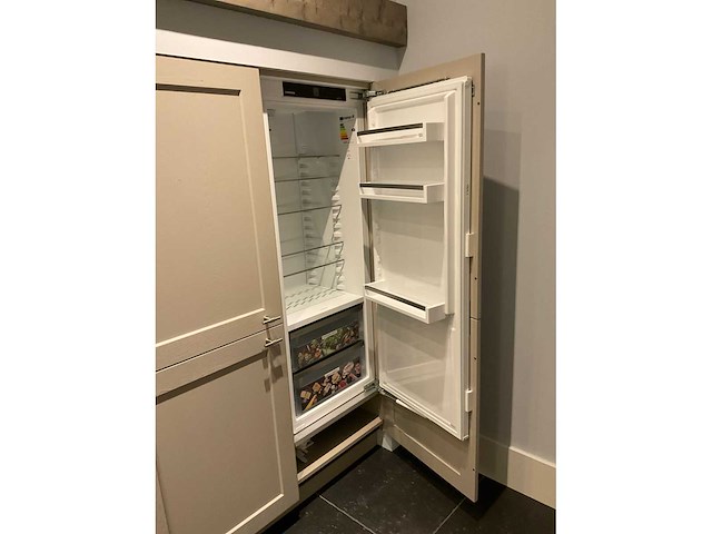 Mk ergona hoekopgestelde showroomkeuken met inbouwkastenwand - afbeelding 13 van  24