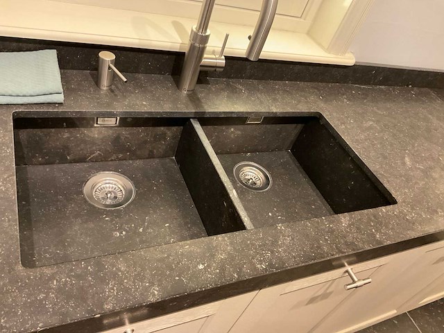 Mk ergona hoekopgestelde showroomkeuken met inbouwkastenwand - afbeelding 15 van  24