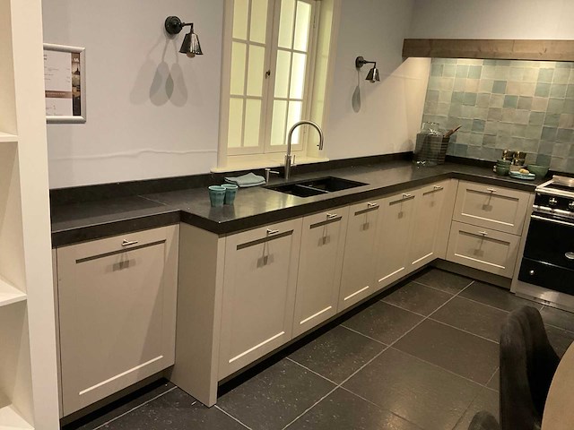 Mk ergona hoekopgestelde showroomkeuken met inbouwkastenwand - afbeelding 12 van  24