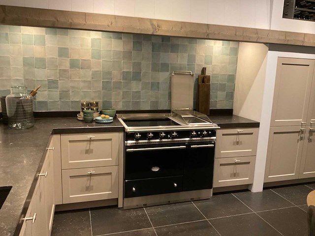 Mk ergona hoekopgestelde showroomkeuken met inbouwkastenwand - afbeelding 18 van  24