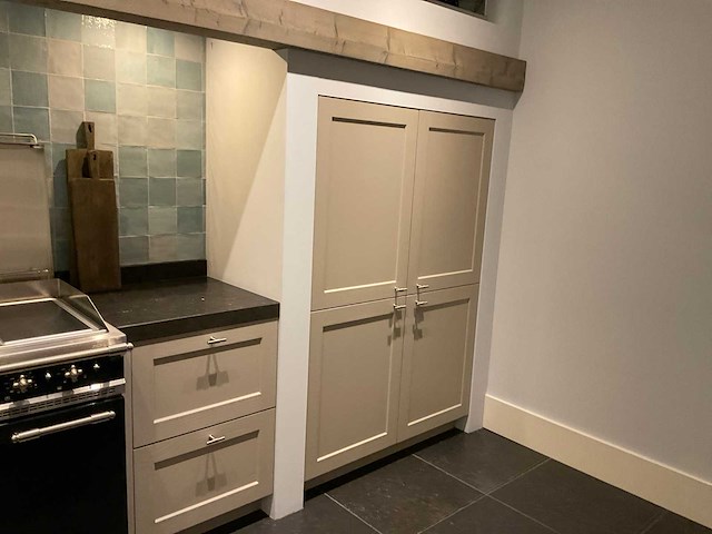 Mk ergona hoekopgestelde showroomkeuken met inbouwkastenwand - afbeelding 19 van  24