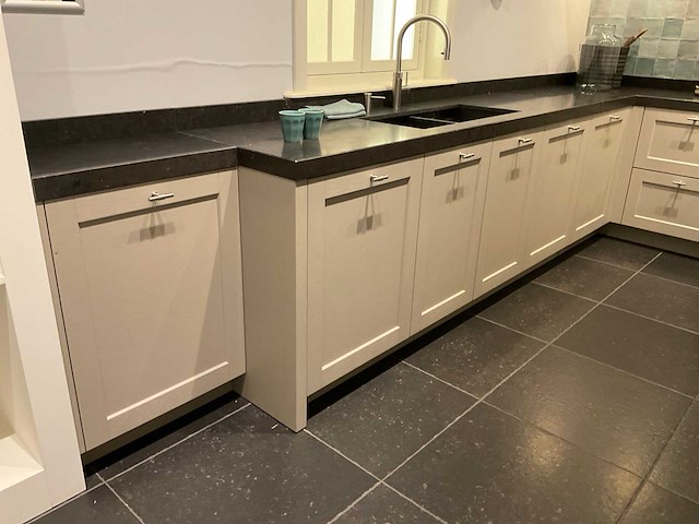 Mk ergona hoekopgestelde showroomkeuken met inbouwkastenwand - afbeelding 20 van  24