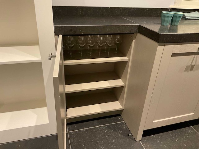 Mk ergona hoekopgestelde showroomkeuken met inbouwkastenwand - afbeelding 21 van  24