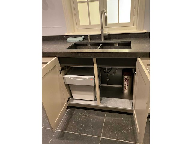 Mk ergona hoekopgestelde showroomkeuken met inbouwkastenwand - afbeelding 22 van  24