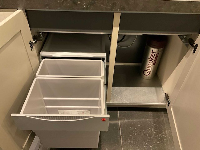 Mk ergona hoekopgestelde showroomkeuken met inbouwkastenwand - afbeelding 23 van  24