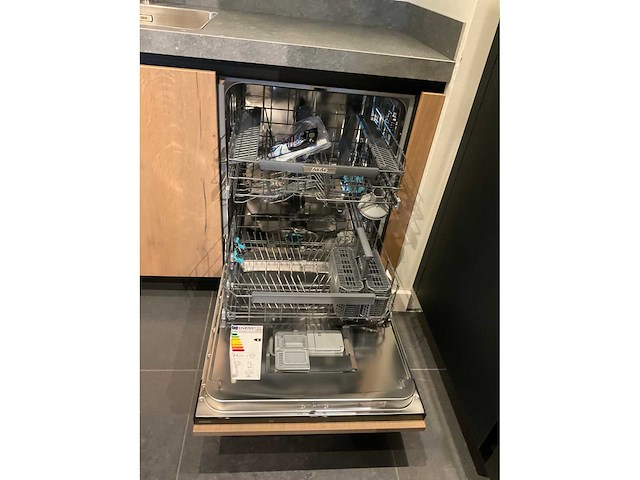 Mk memory hoekopgestelde showroomkeuken met kastenwand - afbeelding 2 van  31