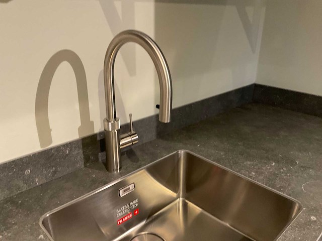 Mk memory hoekopgestelde showroomkeuken met kastenwand - afbeelding 4 van  31