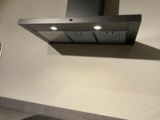 Mk memory hoekopgestelde showroomkeuken met kastenwand - afbeelding 8 van  31