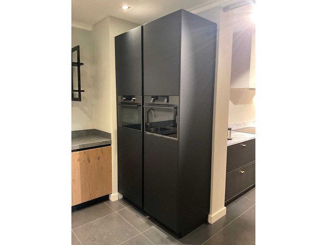 Mk memory hoekopgestelde showroomkeuken met kastenwand - afbeelding 9 van  31