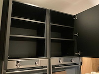 Mk memory hoekopgestelde showroomkeuken met kastenwand - afbeelding 10 van  31