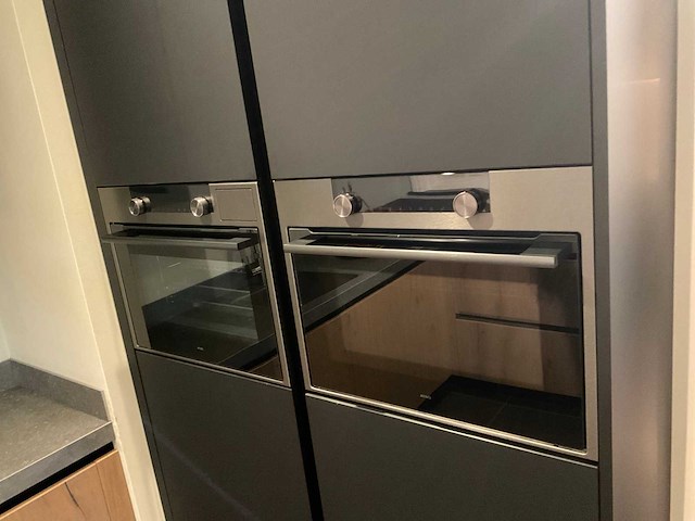 Mk memory hoekopgestelde showroomkeuken met kastenwand - afbeelding 11 van  31