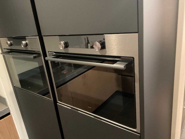 Mk memory hoekopgestelde showroomkeuken met kastenwand - afbeelding 13 van  31