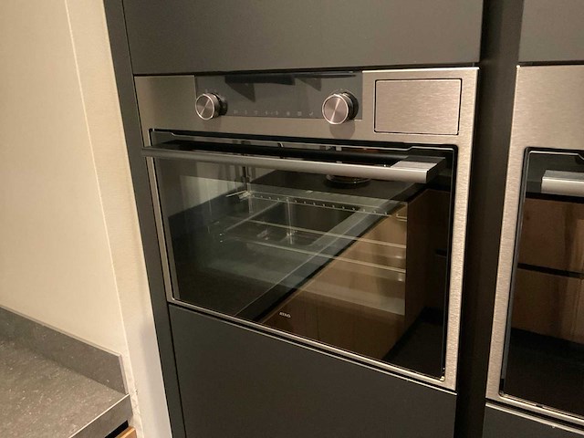 Mk memory hoekopgestelde showroomkeuken met kastenwand - afbeelding 15 van  31