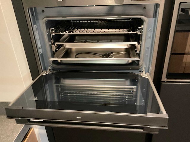 Mk memory hoekopgestelde showroomkeuken met kastenwand - afbeelding 16 van  31