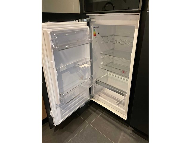 Mk memory hoekopgestelde showroomkeuken met kastenwand - afbeelding 17 van  31