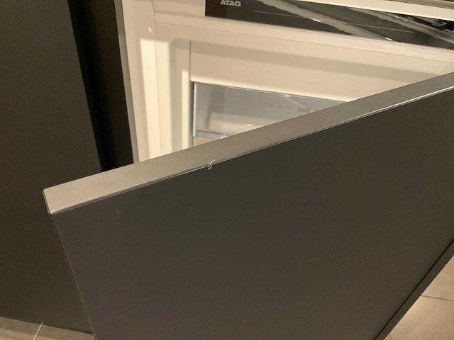 Mk memory hoekopgestelde showroomkeuken met kastenwand - afbeelding 19 van  31