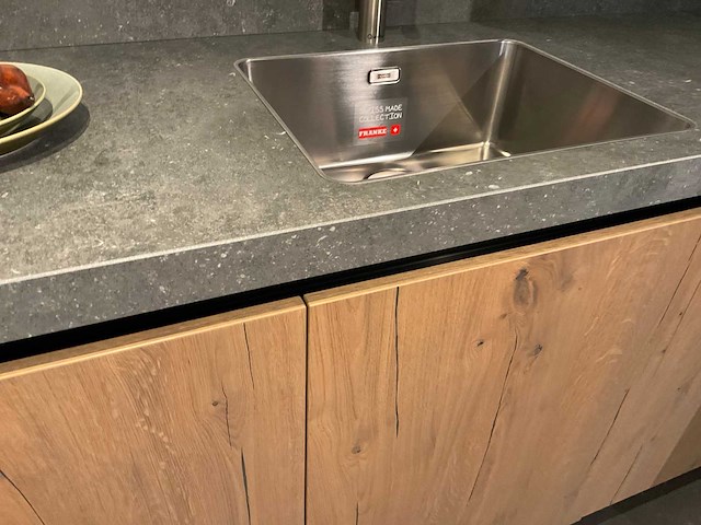 Mk memory hoekopgestelde showroomkeuken met kastenwand - afbeelding 21 van  31