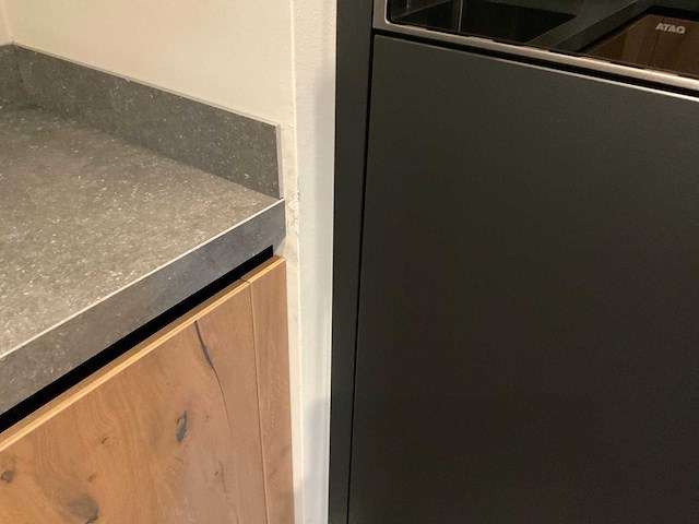 Mk memory hoekopgestelde showroomkeuken met kastenwand - afbeelding 22 van  31