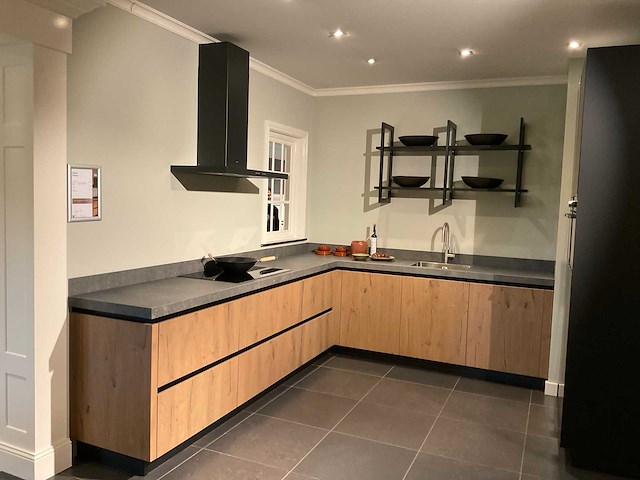 Mk memory hoekopgestelde showroomkeuken met kastenwand - afbeelding 12 van  31