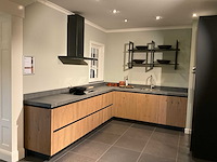 Mk memory hoekopgestelde showroomkeuken met kastenwand - afbeelding 12 van  31