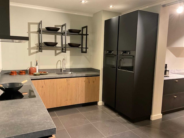 Mk memory hoekopgestelde showroomkeuken met kastenwand - afbeelding 23 van  31