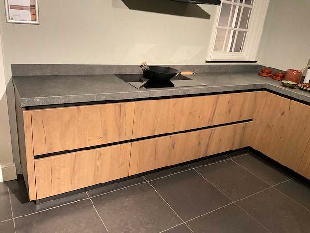 Mk memory hoekopgestelde showroomkeuken met kastenwand - afbeelding 26 van  31