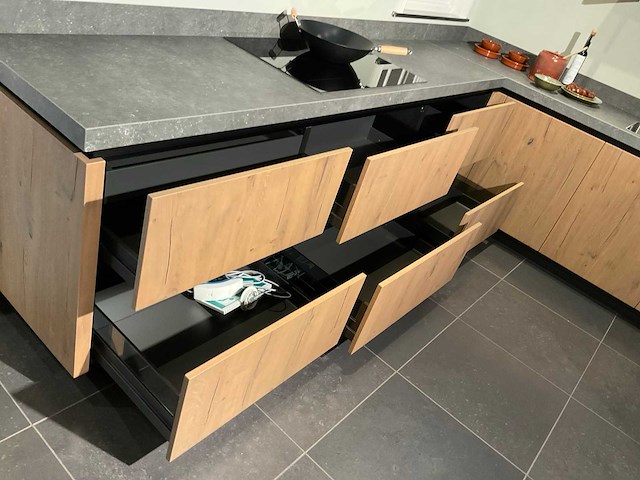 Mk memory hoekopgestelde showroomkeuken met kastenwand - afbeelding 27 van  31