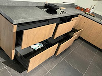 Mk memory hoekopgestelde showroomkeuken met kastenwand - afbeelding 27 van  31