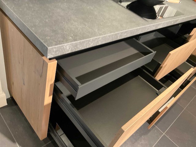 Mk memory hoekopgestelde showroomkeuken met kastenwand - afbeelding 28 van  31