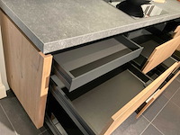 Mk memory hoekopgestelde showroomkeuken met kastenwand - afbeelding 28 van  31