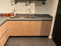 Mk memory hoekopgestelde showroomkeuken met kastenwand - afbeelding 29 van  31