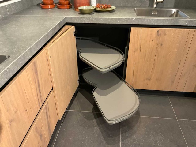 Mk memory hoekopgestelde showroomkeuken met kastenwand - afbeelding 30 van  31