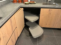 Mk memory hoekopgestelde showroomkeuken met kastenwand - afbeelding 30 van  31