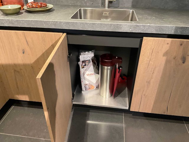 Mk memory hoekopgestelde showroomkeuken met kastenwand - afbeelding 31 van  31