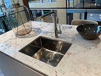 Mk natural beach eiland showroom keuken met kastenwand en coffeecorner - afbeelding 3 van  32