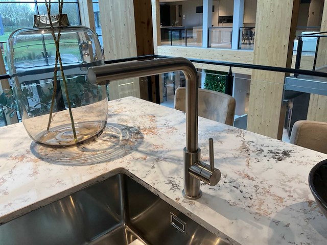 Mk natural beach eiland showroom keuken met kastenwand en coffeecorner - afbeelding 4 van  32