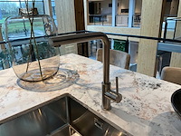 Mk natural beach eiland showroom keuken met kastenwand en coffeecorner - afbeelding 4 van  32