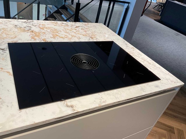 Mk natural beach eiland showroom keuken met kastenwand en coffeecorner - afbeelding 6 van  32