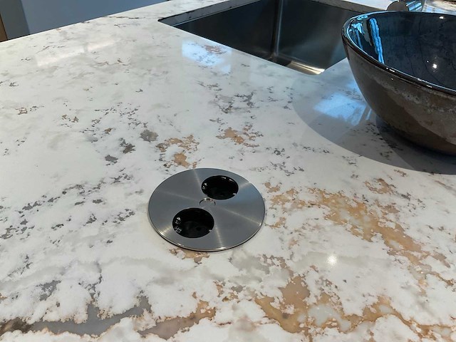 Mk natural beach eiland showroom keuken met kastenwand en coffeecorner - afbeelding 8 van  32